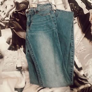HOLLISTER MEDIUM WASH JEANS